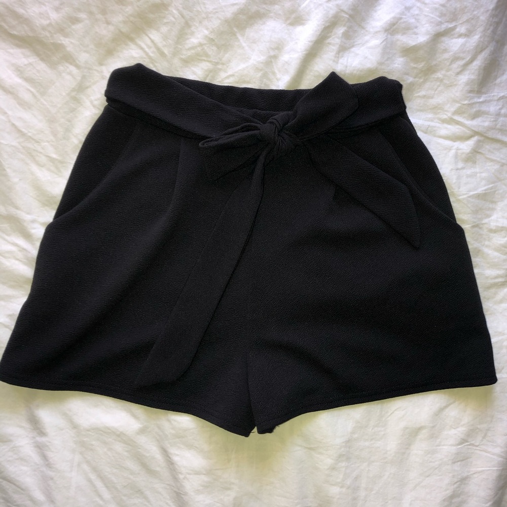 Black tie shorts w/ pockets